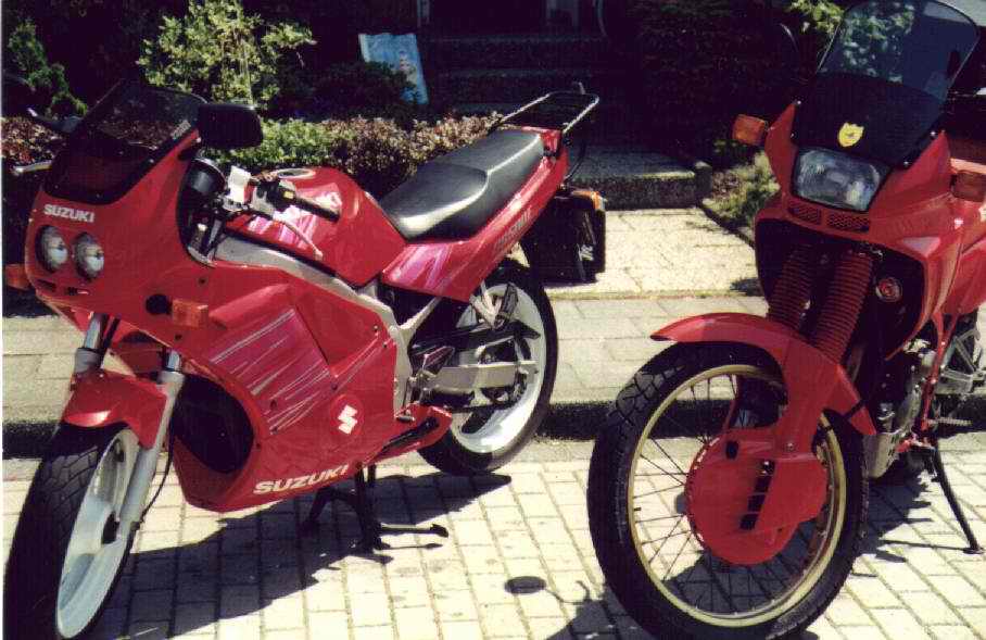 Links die Suzuki GS 500 E von meinem Sohn und rechts meine Honda NX 650 Dominator